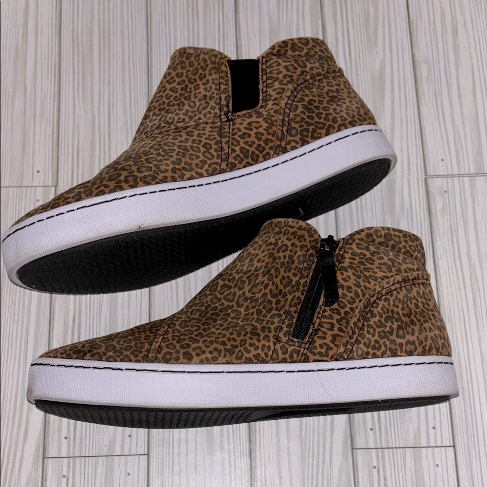 Clark’s Pawley Adwin Leopard Print Zip Up Sneakers, 8.5, EUC